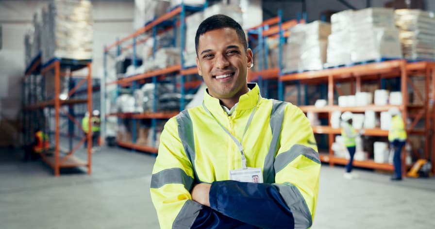 Profissional CLT satisfeito conferindo a aprovação no celular