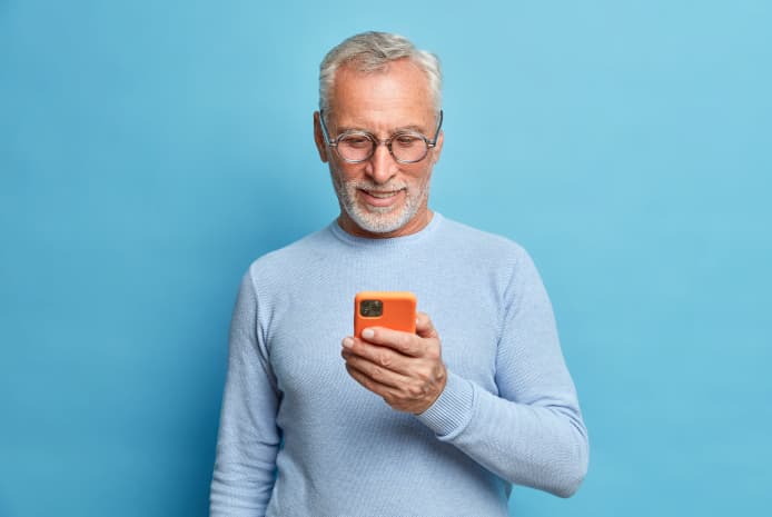 Homem satisfeito com smartphone